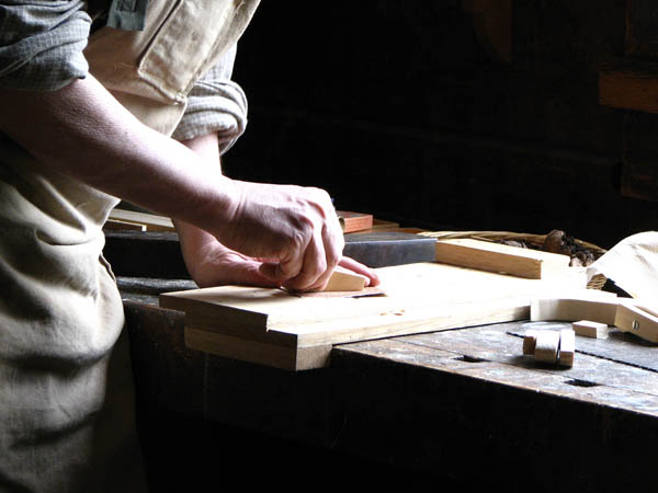 Nuestro equipo de profesionales cuenta  con muchos años de contrastada <strong>experiencia</strong> en el sector de la <strong>carpintería de madera en Monfero</strong>.